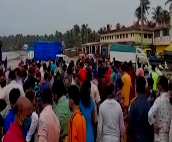 Fish Market Crowd | मालवणमध्ये मासे खरेदीसाठी समुद्रावर तोबा गर्दी, गर्दी करत नियमांचं उल्लंघन