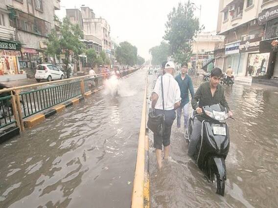 જામનગર શેહરમાં ગઈકાલે વરસેલા ધોધમાર વરસાદથી ભરાયેલા પાણી આજે પણ યથાવત