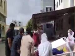 રાજકોટમાં સિવિલ હોસ્પિટલની બેદરકારી, દર્દીને લઈ જતા સમયે સ્ટ્રેચર તૂટ્યું, જુઓ વીડિયો