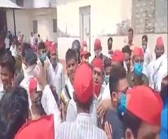 प्रदर्शन के दौरान सपा में दिखी गुटबाजी