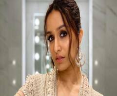 এক নিরাপত্তারক্ষীকে নিয়ে এনসিবি দফতরে শ্রদ্ধা কপূর, জিজ্ঞাসাবাদ শুরু