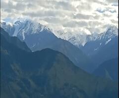 चोटियों पर इस मौसम का पहला हिमपात हुआ