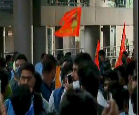 Kangana Vs ShivSena | कंगना चले जाव' च्या घोषणा, एअरपोर्ट बाहेरील शिवसौनिकांच्या प्रतिक्रिया