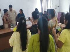 નવસારીઃ જિલ્લા પંચાયતના પ્રમુખની હાજરીમાં નગરપાલિકાના પદાધિકારીઓએ કાપી કેક