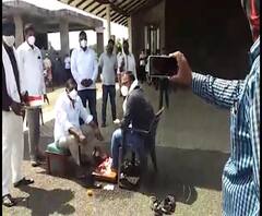 Suresh Dhas | पीककर्ज न देणाऱ्या बँक मॅनेजरचे पाय धुतले, फुलं टाकून सत्कार; सुरेश धस यांची गांधीगिरी