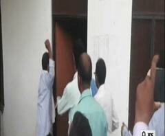  Mau में हुई फरियादियों और वकीलों के बीच मारपीट। ABP Ganga