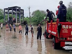 બારડોલીના વાંકાનેર ગામના લોકો મૃતદેહની અંતિમવિધિ માટે ધસમસતા પ્રવાહ વચ્ચે કોઝવે પસાર કરવા મજબૂર બન્યા