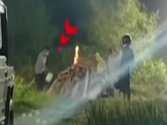 Hathras Case: पीड़िता के अंतिम संस्कार पर पुलिस का झूठ हुआ बेनकाब