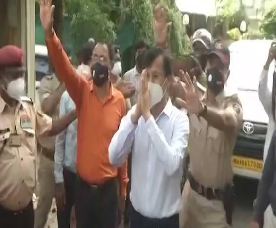 Tukaram Mundhe | तुकाराम मुंढे नागपूरहून मुंबईसाठी रवाना; समर्थकांकडून गाडीवर फुलांचा वर्षाव