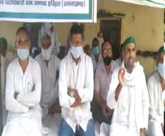 Roorkee : ब्लॉक में धरने पर बैठे किसान,निर्माण काम में बाधा डालने का आरोप