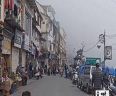 पर्यटकों का राहत, स्थानीयों का विरोध