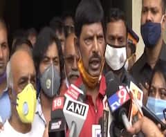 Former Indian Navy official beaten | पोलिसांनी शिवसैनिकांवर छोटी कलमं लावली : रामदास आठवले