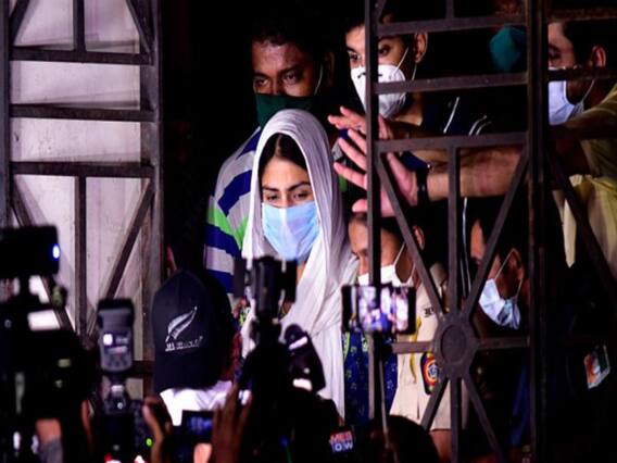 Sion Hospital से बाहर आई Rhea Chakraborty...पूरी हुई जांच 