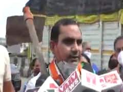 મહેસાણા ખાડાને લઈને રાજકારણ, MLA ભરતજી ઠાકોર અને શહેર કૉંગ્રેસે મુખ્ય રસ્તા પર ખાડા પૂરવાની કરી કામગીરી