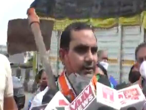 મહેસાણા ખાડાને લઈને રાજકારણ, MLA ભરતજી ઠાકોર અને શહેર કૉંગ્રેસે મુખ્ય રસ્તા પર ખાડા પૂરવાની કરી કામગીરી