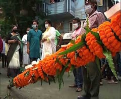  পঞ্জাবি-শাড়ির সাজ আর ঢাকের বোল, বালিগঞ্জ ২১ পল্লিতে হয়ে গেল খুঁটিপুজো, করোনাবিধি মেনেই পুজো করার বার্তা সুব্রত মুখোপাধ্যায়ের