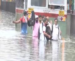 Mumbai | किंग्स सर्कलभागात साचलेल्या पाण्यातून अचाक धूर; मीटर बॉक्समध्ये शॉकसर्किट झाल्याची शक्यता