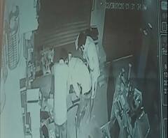 Azamgarh में दुकान का ताला तोड़कर लाखों की चोरी, CCTV में कैद हुई वारदात