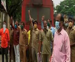 St Bus | परळ एसटी डेपोमध्ये एसटी चालक आणि वाहकांच जवळपास 100 कर्मचाऱ्यांचं कामबंद आंदोलन