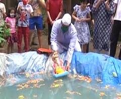 Thane Ganpati Visarjan | ठाण्यातील चंद्रवदन सोसायटीत बाप्पाच्या मूर्तीचे विसर्जन, सोसायटीतच हौदाची निर्मिती