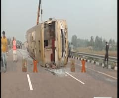 लखनऊ-आगरा एक्सप्रेस-वे पर हादसा,बीच सड़क पर बिगड़ा प्राइवेट बस का बैलेंस