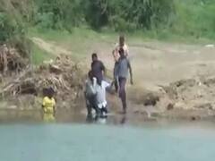 બોટાદના ગઢડા તાલુકામાં ઈશ્વરીયા ગામના લોકો કમર સુધી પાણીમાંથી પસાર થવા મજબૂર, જુઓ વીડિયો