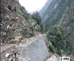 जोशीमठ में गोविंदघाट मार्ग मलबा गिरने की वजह से बाधित,हेमकुंड जाने में हो रही दिक्कत