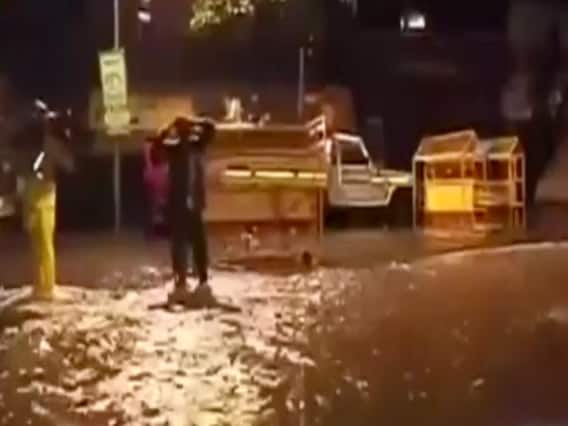 मुंबई में भारी बारिश से हाहाकार, सड़कें बनीं दरिया | Namaste Bharat