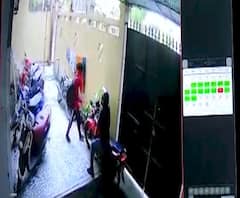 कानपुर में दिनदहाड़े चोरी हुआ बाइक, CCTV में कैद हुई घटना