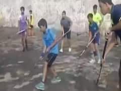 Chak De India के असली हीरो Mirranjan Negi कैसे Footpath पर सीखा रहे हैं Hockey 