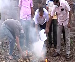 Farmers Bharat Bandh | कोल्हापुरात राजू शेट्टी यांच्याकडून केंद्राच्या कृषी विधेयकाची होळी 