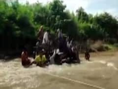 नदी की तेज बहाव में फंसा बच्चा, कड़ी मशक्कत के बाद किया गया रेस्क्यू