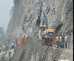 अब भी नहीं खुला बदरीनाथ हाइवे, यात्रियों ने गाड़ियों में ही गुजारी रात। Uttarakhand Landslide