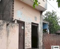 घर के बाहर लिखा 'ये मकान बिकाऊ है'