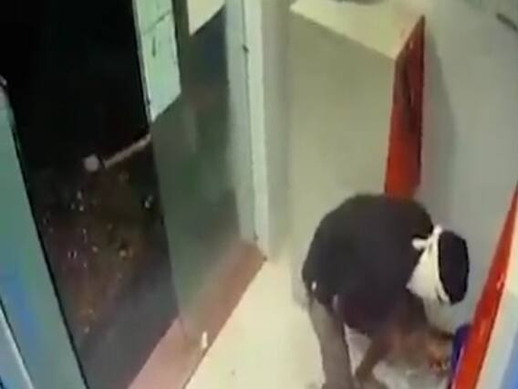 સુરતના ઓલપાડના ટકારમાં ડિસ્ટ્રીક્ટ કો. બેંકના ATMમાં ચોરીની ઘટના, જુઓ વીડિયો