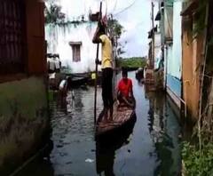 চারমাস ধরে জলবন্দি ইংরেজবাজারের বিস্তীর্ণ এলাকা, নৌকায় চলছে যাতায়াত!