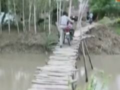 Hardoi: प्रशासन ने नहीं बनाया पुल तो मजबूरी में गांव बना 'आत्मनिर्भर'