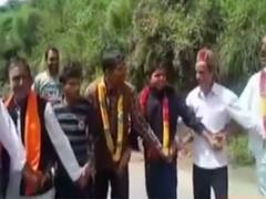 PMGSY के तहत Uttarakhand के गांव को मिली पक्की सड़क, पहली बार पहुंची बस, जश्न का माहौल