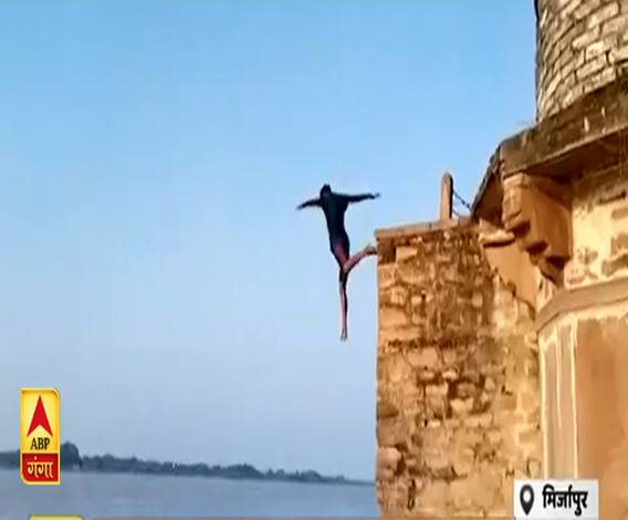 Mirzapur में उफनती गंगा में बच्चों का जानलेवा स्टंट| Ganga Prime | ABP Ganga