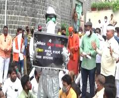 Maratha Reservation | मराठा आंदोलकांचा दोन तासांपासून अमित देशमुखांच्या घराबाहेर ठिय्या