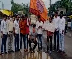 Rural News | बुलडाण्यात खड्डे बुजवण्यासाठी खड्ड्यात मासे पकडण्याचा गळ टाकून मनसेचं अनोखं आंदोलन