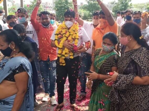 સુરતમાં કોરોનામુક્ત થયેલા ભાજપના કોર્પોરેટરના સ્વાગતમાં સોશિયલ ડિસ્ટન્સના ધજાગરા, જુઓ વીડિયો 