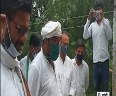 किसानों की आत्महत्या पर राजनीति,यूपी कांग्रेस अध्यक्ष पहुंचे किसानों के घर