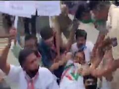 અરવલ્લી જિલ્લામાં રોડ રસ્તાને લઇને કોગ્રેસનું વિરોધ પ્રદર્શન, કોગ્રેસના 50 કાર્યકરોની અટકાયત