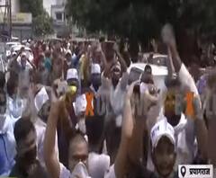 Prayagraj: सरकारी नौकरियों में 5 साल संविदा के विरोध के दौरान चली लाठियां