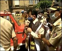 Kirit Somaiya | मुंबई मनपा कार्यालयाबाहेर ठिय्या आंदोलन केल्यामुळे किरीट सोमय्या पोलिसांच्या ताब्यात