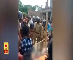 Kushinagar: पुलिस के सामने भीड़ ने आरोपी हत्यारे को पीट-पीटकर मार डाला| ABP Ganga