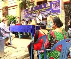 রেলের বেসরকারিকরণের চেষ্টার প্রতিবাদে কলকাতায় ফেয়ারলি প্লেসে একাধিক কর্মী সংগঠনের বিক্ষোভ 