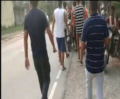 प्रेम प्रसंग में सरेआम दो गुट आपस में भिड़े