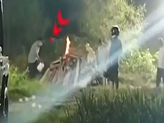 UP Case: Police caught on camera performing victim's last rites | Namaste Bharat